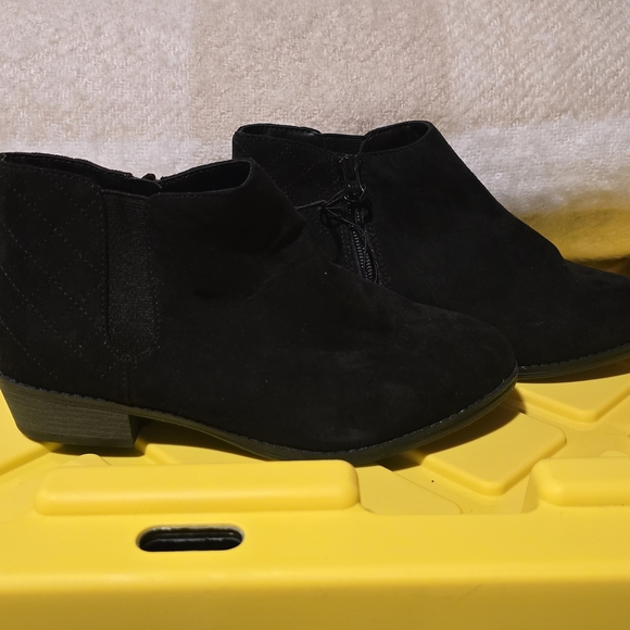 Girls Black Ankle Boots with Side Zipper. NWT. - Picture 4 of 4